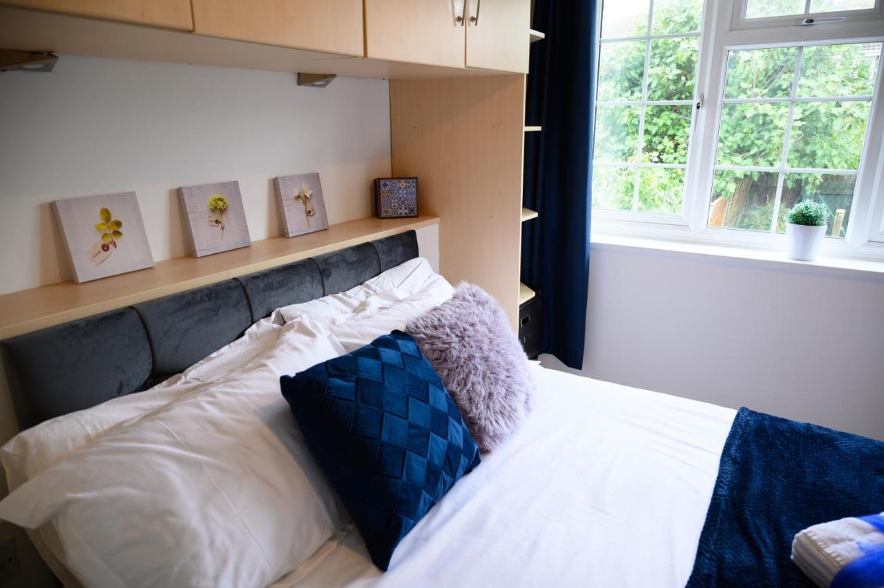 Charming 2-bedroom House Near Bourton Park In *