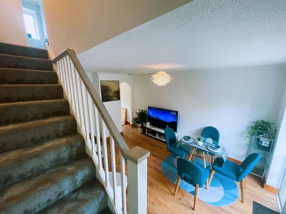 Charming 2-bedroom House Near Bourton Park In Holiday home