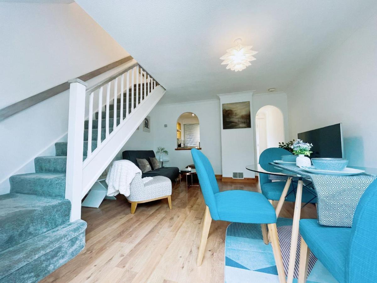 Holiday home Charming 2-bedroom House Near Bourton Park In *