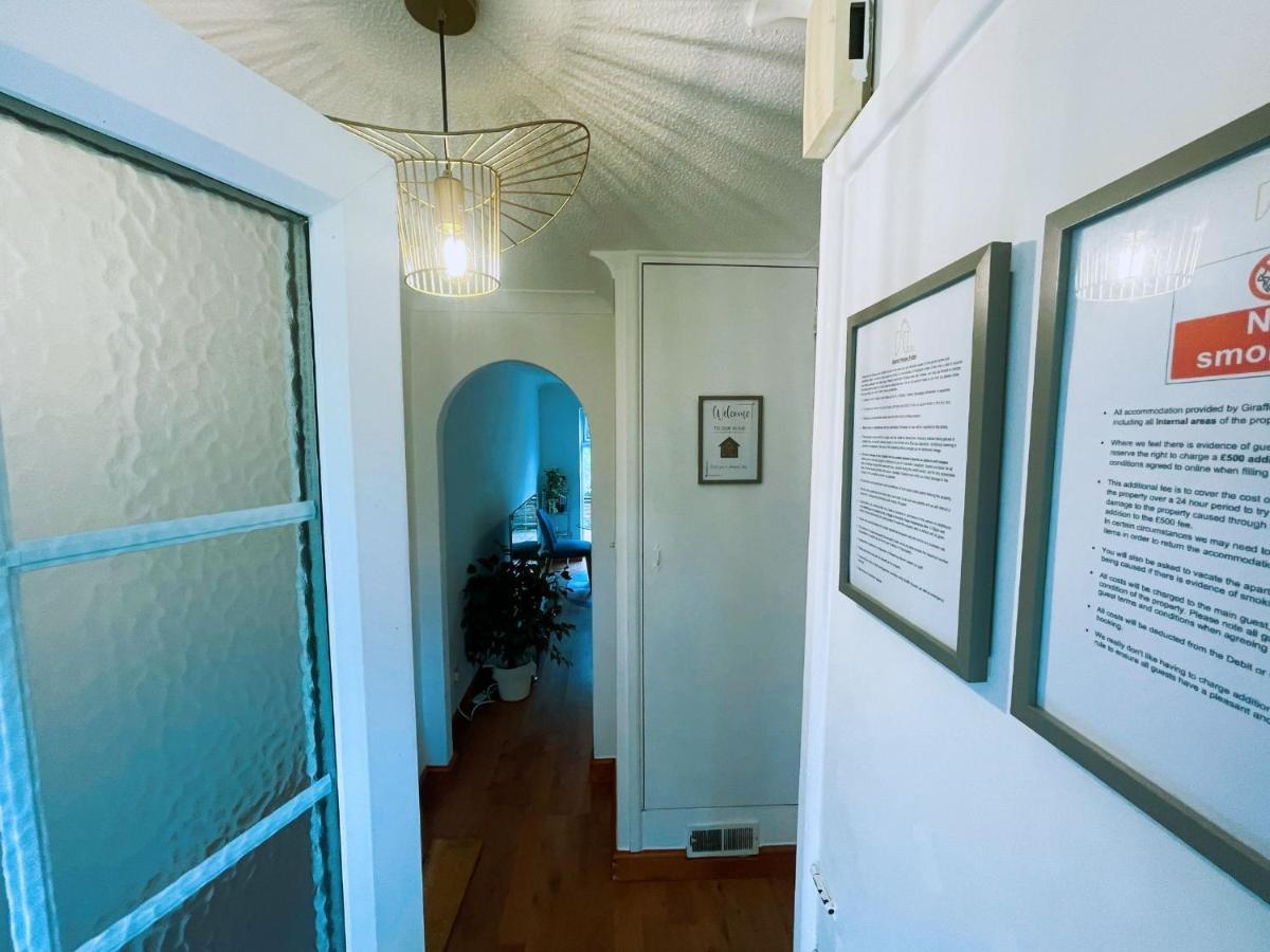 Charming 2-bedroom House Near Bourton Park In