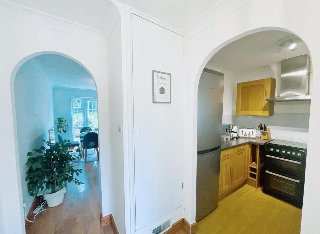 Charming 2-bedroom House Near Bourton Park In *