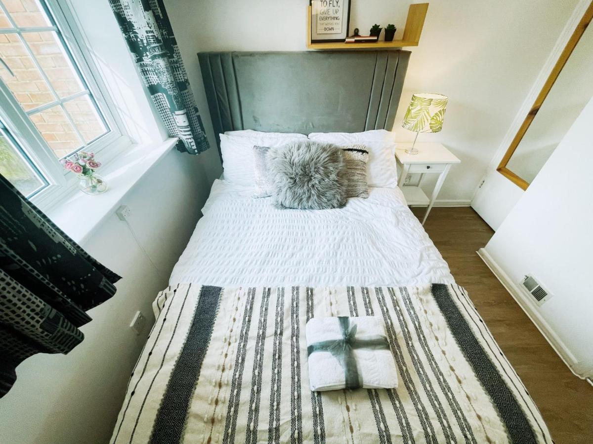 Charming 2-bedroom House Near Bourton Park In Holiday home