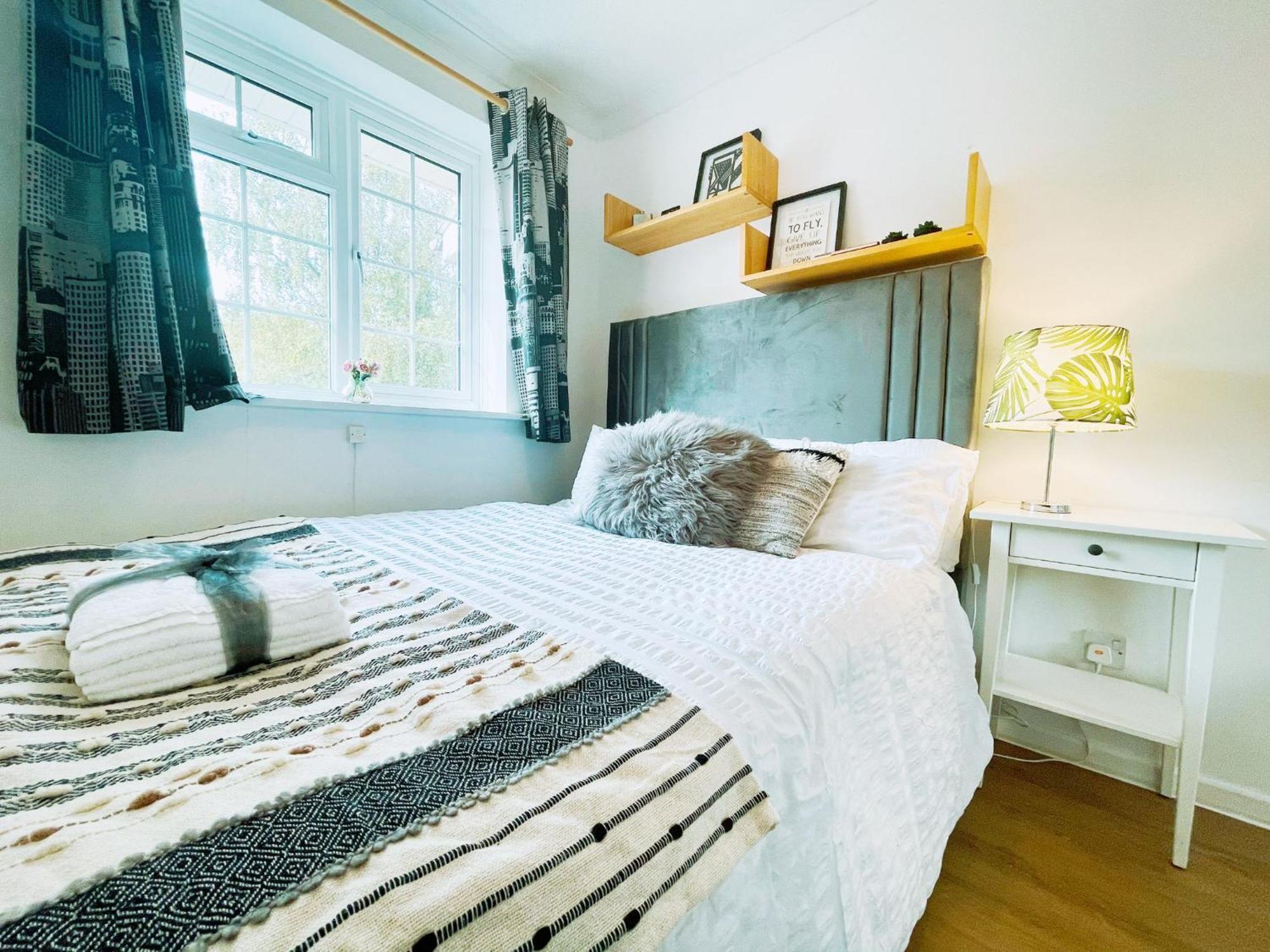 Holiday home Charming 2-bedroom House Near Bourton Park In