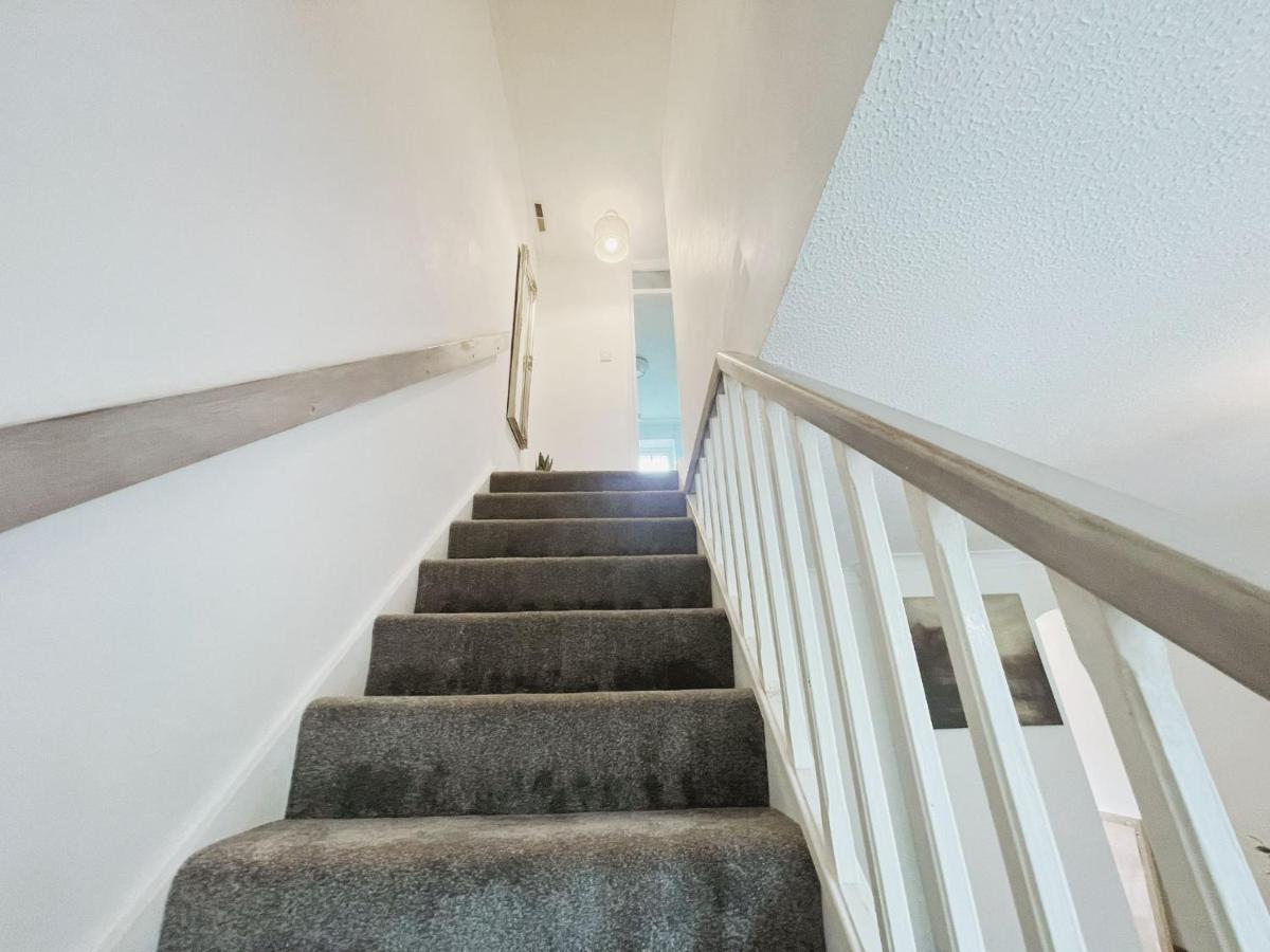 Charming 2-bedroom House Near Bourton Park In